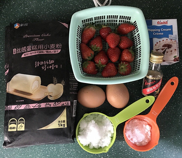 草莓欧蕾,准备好做蛋糕的全部材料,这步可以和小朋友一起称重食材,小朋友会特别开心哦