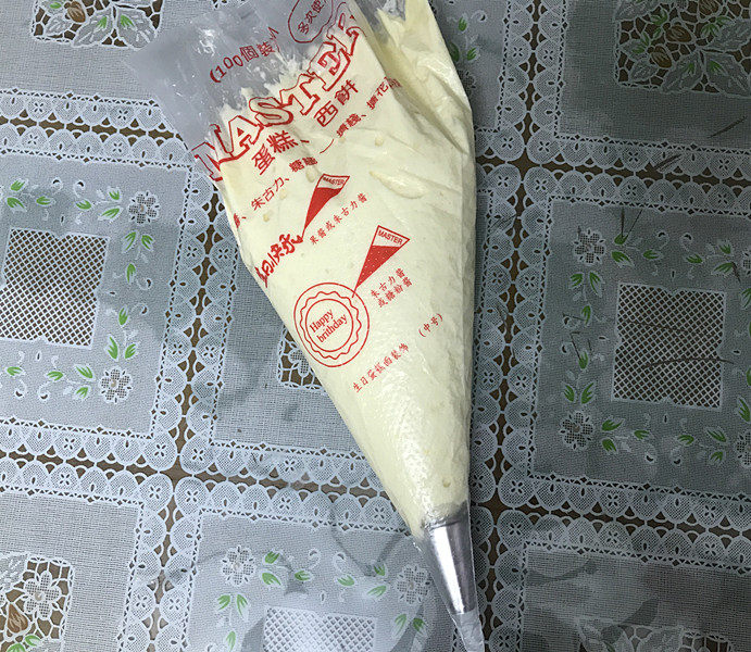 草莓欧蕾,将拌好的蛋糕糊装入裱花袋中,有花嘴更好挤些
