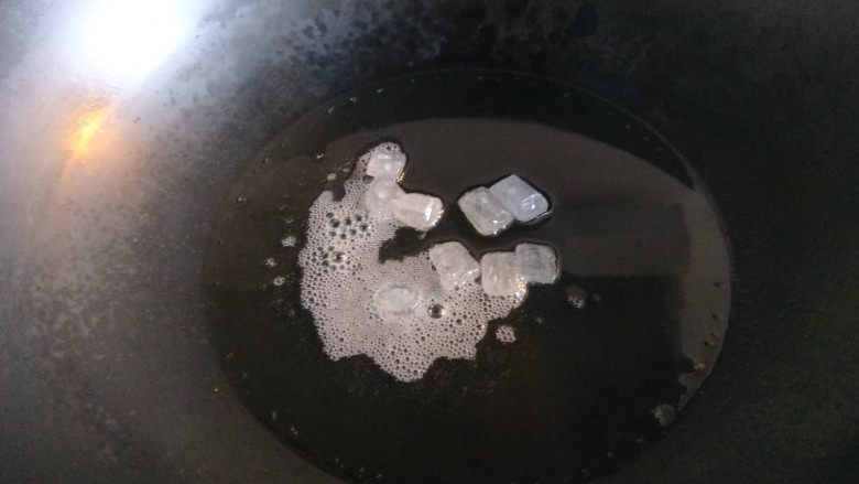五香酱牛肉,锅中倒入适量油,加入冰糖炒化。