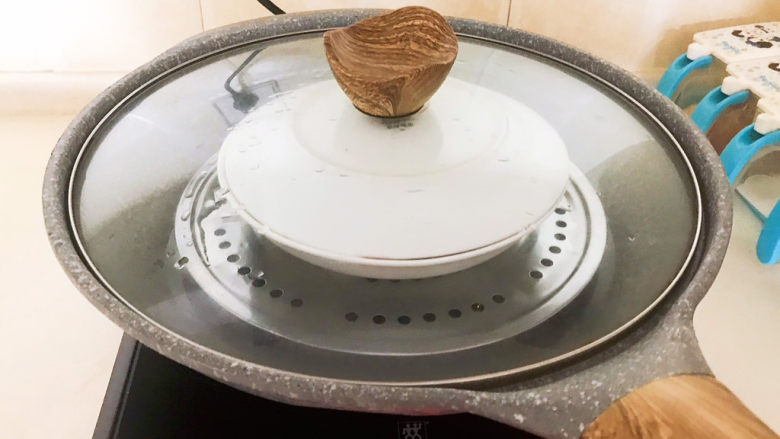 藕夹肉,把装有偶夹的盘子放入锅里,再盖上一个盘子,防止水蒸气流入,大火烧开蒸15分钟
