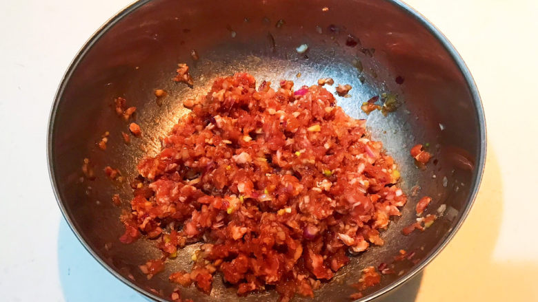藕夹肉,顺着一个方向调匀即可,馅料做好了
