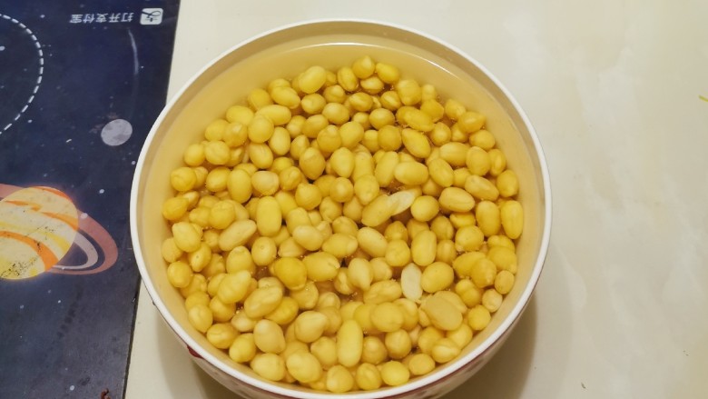 黄豆炖猪脚,黄豆清洗干净 用纯净水泡2个小时