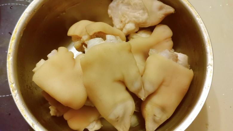 黄豆炖猪脚,猪脚捞出再清洗一遍 脏水倒掉