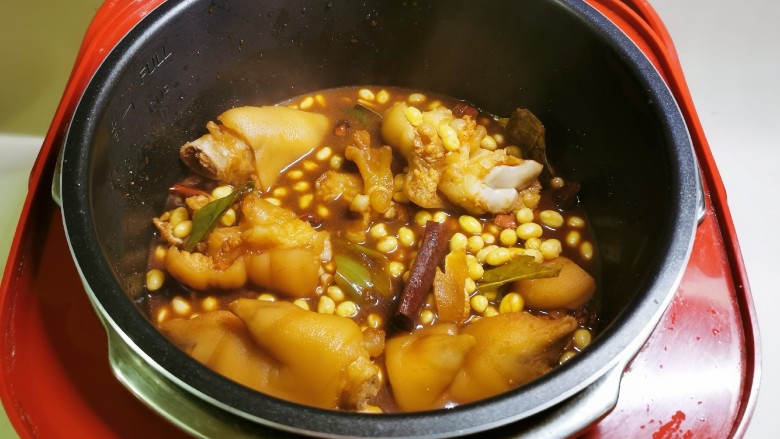 黄豆炖猪脚,锅中食材移至电压力锅 打开蹄筋键