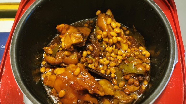 黄豆炖猪脚,时间到了 不要着急开盖 再焖1个小时 黄豆和猪脚香香的 汤汁浓稠