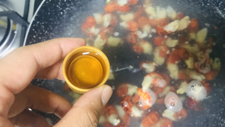 爆炒虾尾,锅烧开水放虾尾,倒少许<a style='color:red;display:inline-block;' href='/shicai/ 718'>料酒</a>,煮3分钟