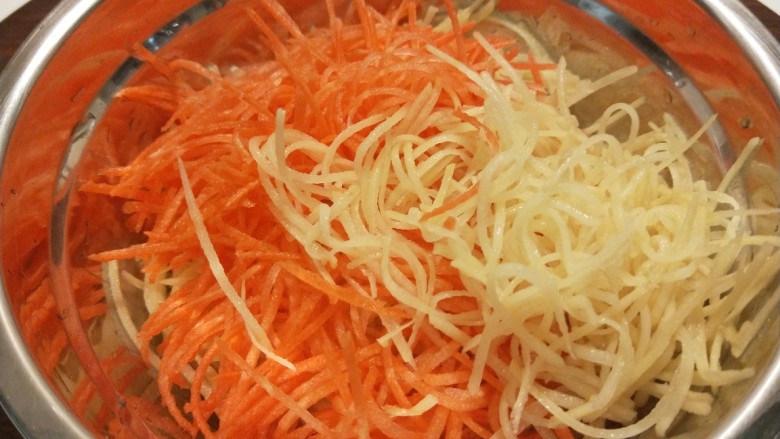 圣诞节🎄儿童土豆鸡蛋饼,<a style='color:red;display:inline-block;' href='/shicai/ 25'>胡萝卜</a>擦丝,土豆擦丝。