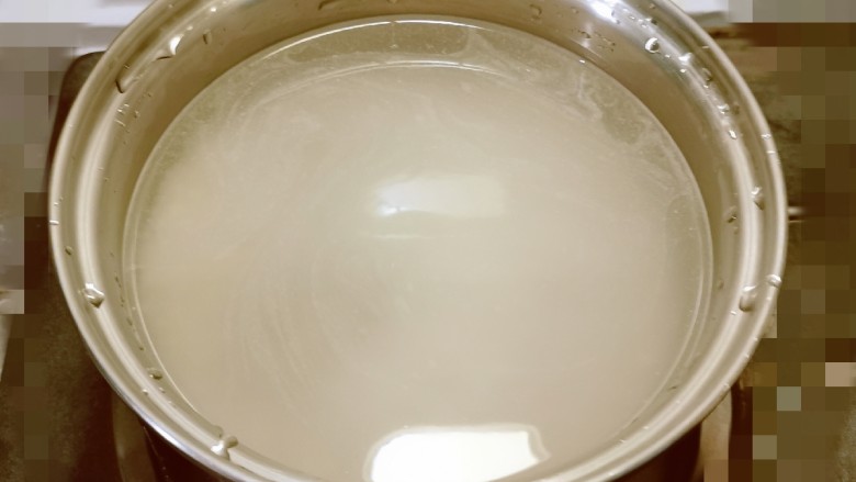 菠菜猪肝粥,将泡好的大米汤放入锅锅 加入清水 开始煮粥