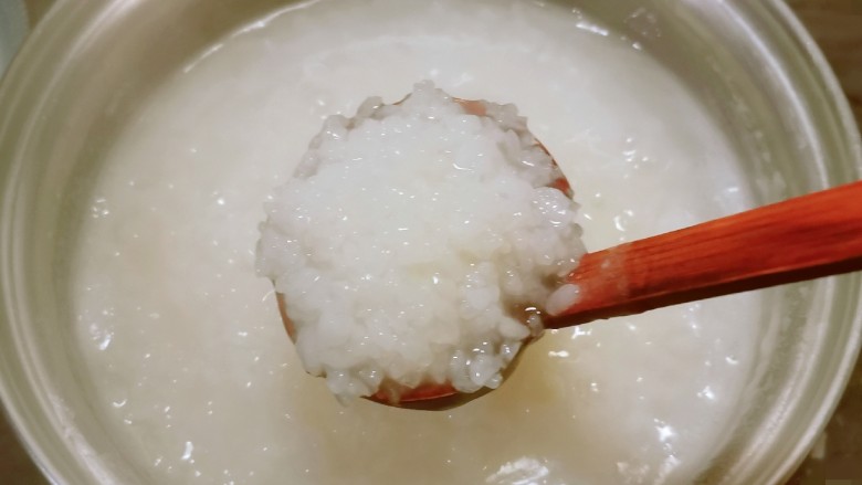 菠菜猪肝粥,煮至形成水米融合的白粥 很粘稠