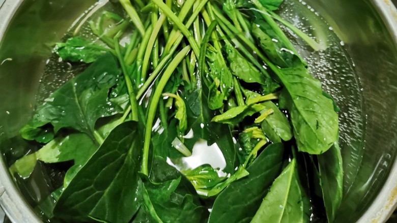 菠菜猪肝粥,菠菜用开水汆烫 去除草酸