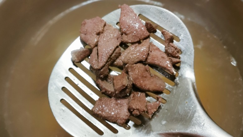 菠菜猪肝粥,变色捞出