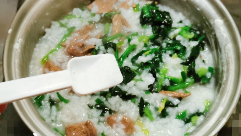 菠菜猪肝粥,放入盐调味 再煮2分钟关火
