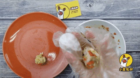 杂蔬鹅肝小饭团12个月宝贝生鲜【小鹿优鲜】,戴上手套,捏成小饭团即可。