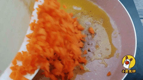 杂蔬鹅肝小饭团12个月宝贝生鲜【小鹿优鲜】,用炒出的鹅肝油,翻炒胡萝卜。