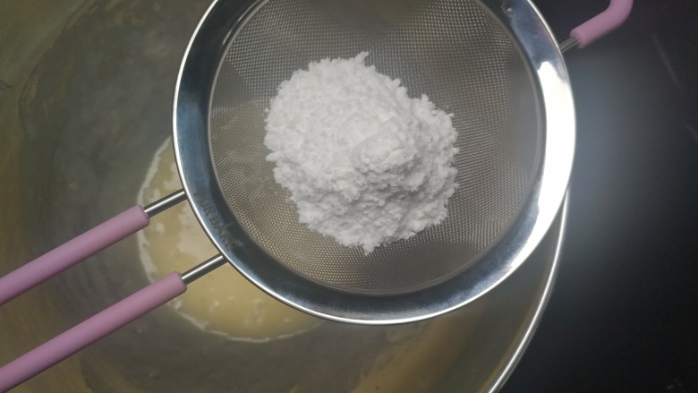 网红夏威夷果仁可可脆脆巧克力片
香港珍妮聪明小熊夏威夷果仁巧克力脆脆,2.筛入25克糖粉;
