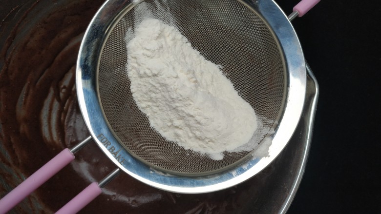 网红夏威夷果仁可可脆脆巧克力片
香港珍妮聪明小熊夏威夷果仁巧克力脆脆,6.筛入中筋面粉30克;
