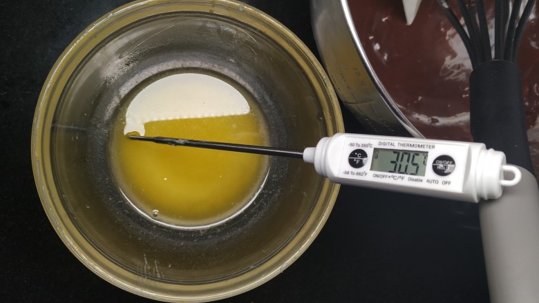 网红夏威夷果仁可可脆脆巧克力片
香港珍妮聪明小熊夏威夷果仁巧克力脆脆,8.无盐黄油25克微波炉加热至融化成液体,或者隔水加热融化,让融化的黄油凉至30度加入巧克力面糊,不能太热也不能太凉,热了会烫面,凉了达不到脆脆的效果;