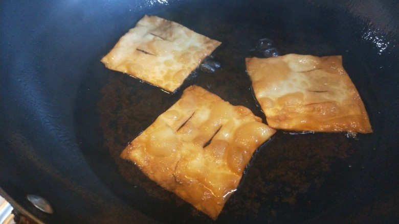 早餐鸡蛋煎饼,炸制酥脆捞出来控油。