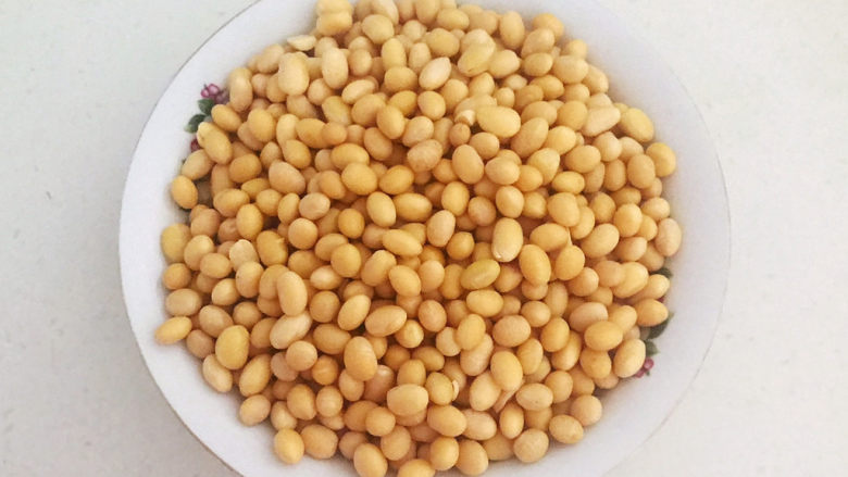 黄豆炖猪脚,把泡发好的黄豆捞出来,沥干水份备用