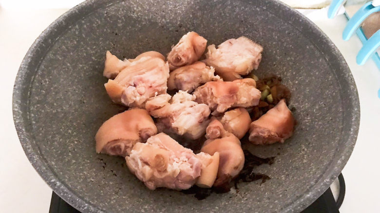 黄豆炖猪脚,加入猪脚,翻炒均匀