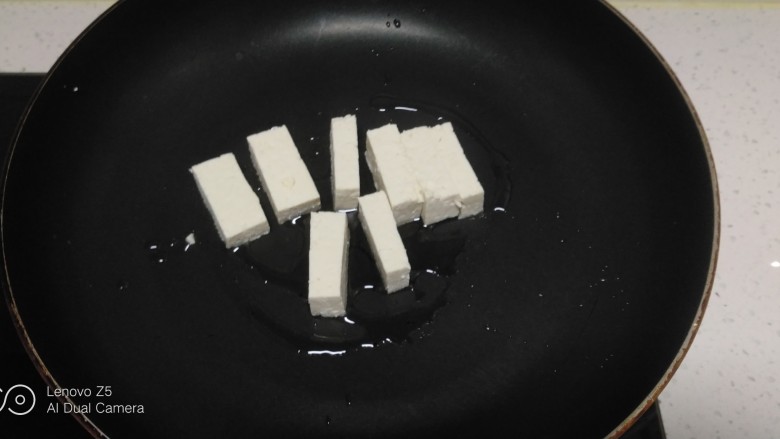 虾米豆腐炖粉条、白菜,锅中放入适量油,放入豆腐