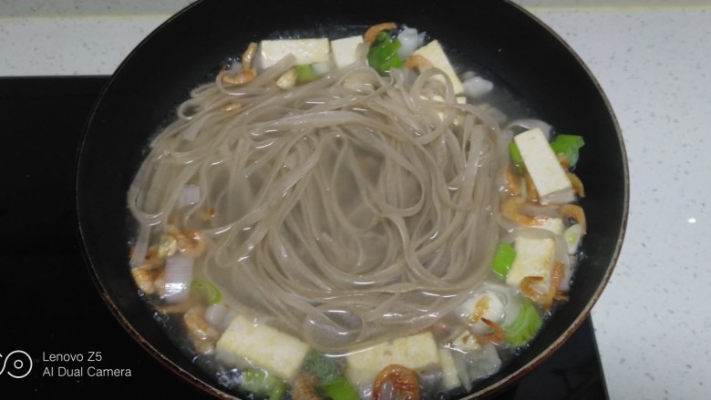 虾米豆腐炖粉条、白菜,加入开水,放入粉条