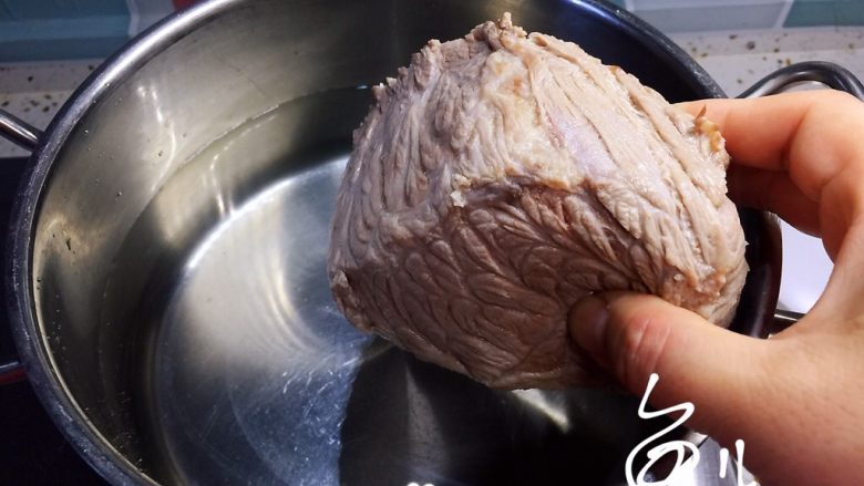 五香酱牛肉,汤锅中添水,放入牛肉