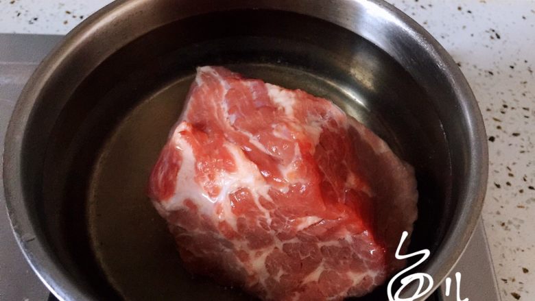 五香酱牛肉,<a style='color:red;display:inline-block;' href='/shicai/ 216'>牛肉</a>凉水下锅,焯水去血沫