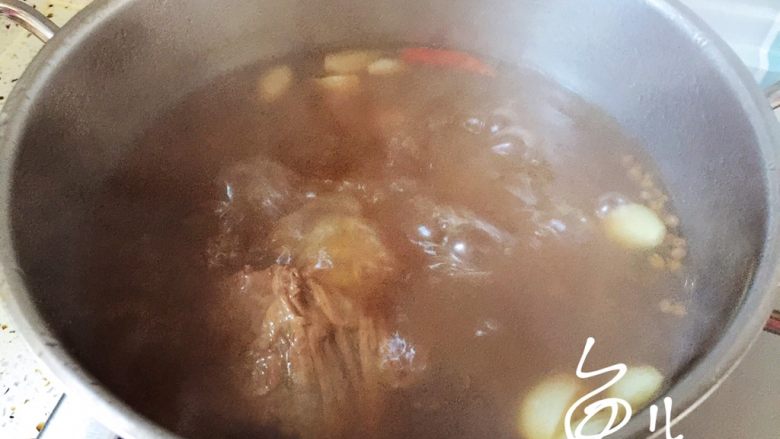 五香酱牛肉,大火烧开,转小火煮约1小时