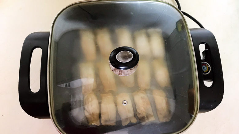 牛肉锅贴,盖上锅盖,小火煎至汤汁收干