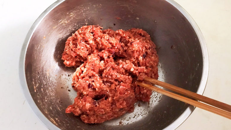 牛肉锅贴,顺着一个方向调匀,牛肉馅就调好了备用