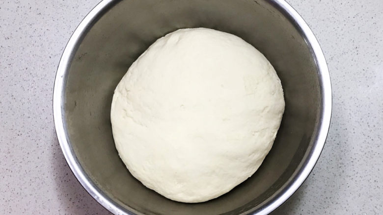 牛肉锅贴,加入温水和面,边倒边搅拌,揉成光滑面团,盖上保鲜膜饧面20分钟