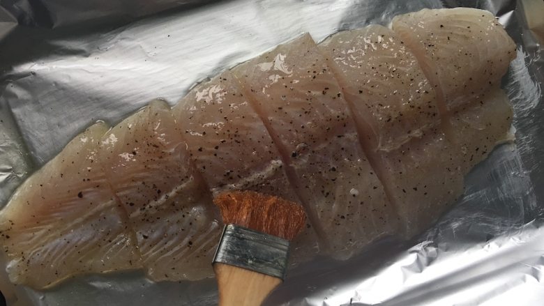减脂炙烤柠香沙巴鱼,将切好的沙巴鱼整齐的摆放在刷好油的铝箔纸上,并在鱼肉上再刷上稍许食用油;