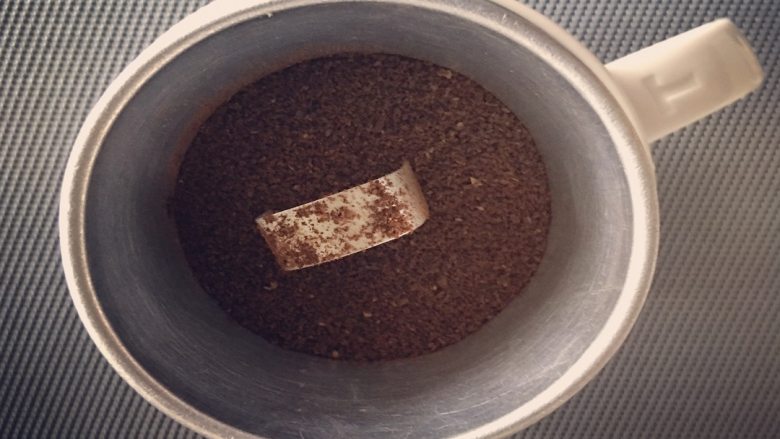 减脂炙烤柠香沙巴鱼,将15克咖啡粉放入,轻巧壶身使咖啡粉均匀分布;