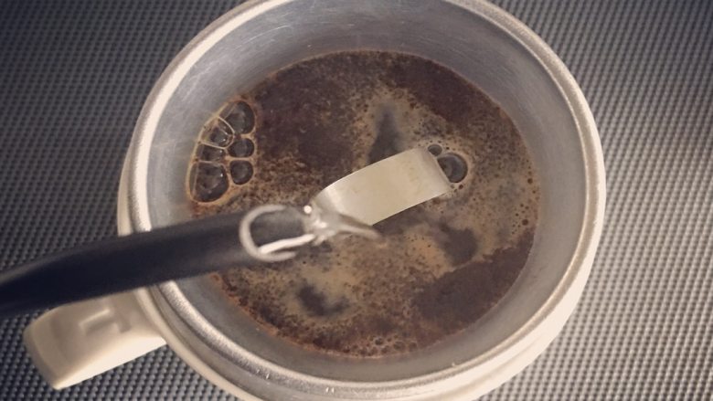 减脂炙烤柠香沙巴鱼,先加入30ml热水浸润咖啡粉,然后停止注水,焖蒸大于20秒;