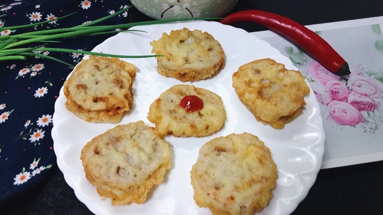 藕夹肉,一盘美味的藕夹肉就完成了,吃的时候可以蘸上番茄酱,别具一番风味呢。
