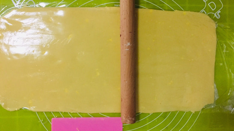 圣诞饼干,上下放保鲜膜后擀成0.2-0.4cm厚的饼状,冷藏15分钟