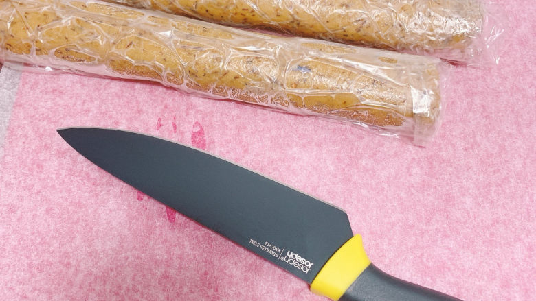 宝石红茶饼干,等后约40分钟以上取出,面团可以存放3-5天,一般建议趁早食用,不容易变质或被串味。
