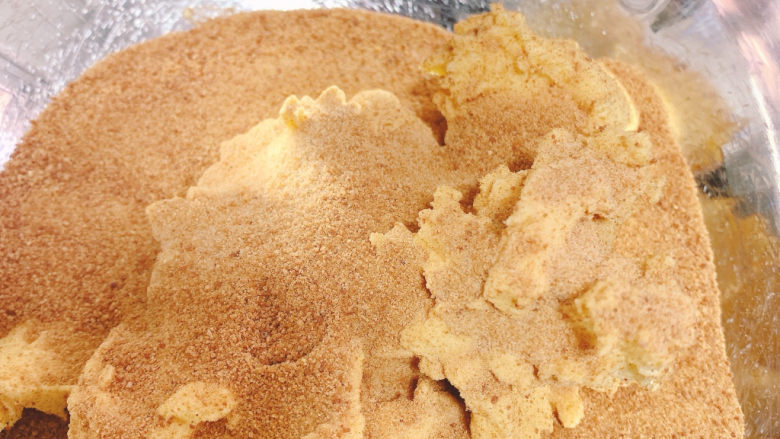 宝石红茶饼干,将所使用的油和糖搅拌均匀,有些人会选择利用打蛋器打到糖和黄油呈现发白的状态,这部份看个人喜好。小C使用的是烘焙用椰子油,在室温下呈现松软的状态,经过搅拌即可