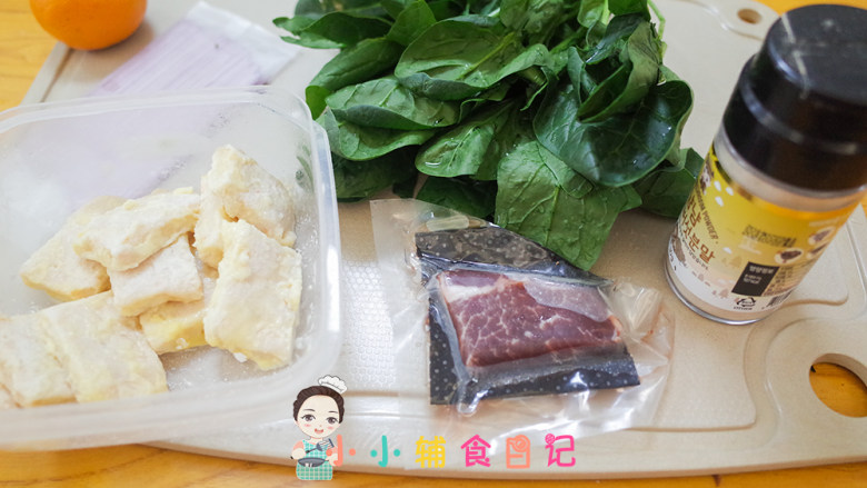 12个月以上菠菜牛排鸡排面,将材料全部准备好,牛排表面要擦干血水,不需要腌渍不需要捶打