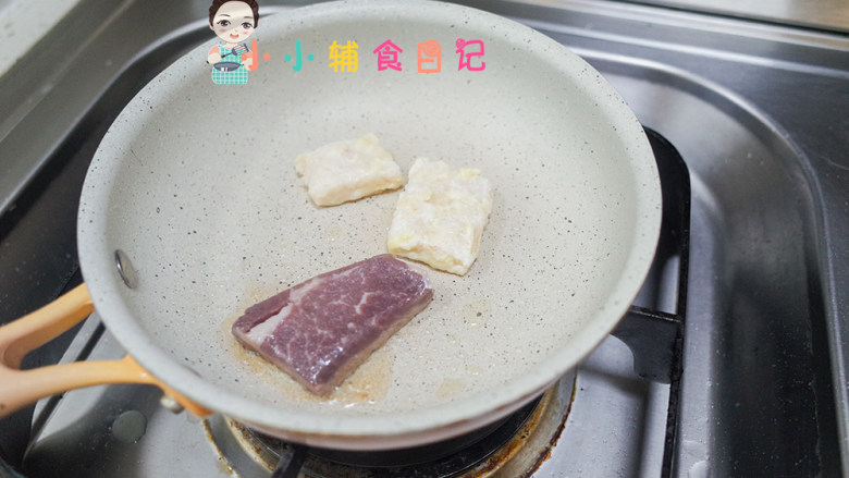 12个月以上菠菜牛排鸡排面,锅里放一些油等锅烧热再放入牛排,然后不要动等一面煎10-15秒