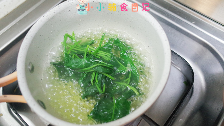 12个月以上菠菜牛排鸡排面,锅里加水煮开放入<a style='color:red;display:inline-block;' href='/shicai/ 117'>菠菜</a>煮熟