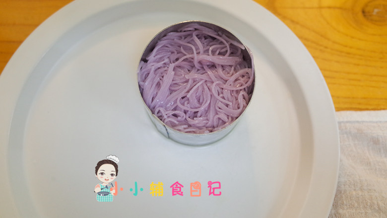 12个月以上菠菜牛排鸡排面,面条也加点油放入模具内压一压,泡<a style='color:red;display:inline-block;' href='/shicai/ 219'>牛奶</a>谷物圈即可