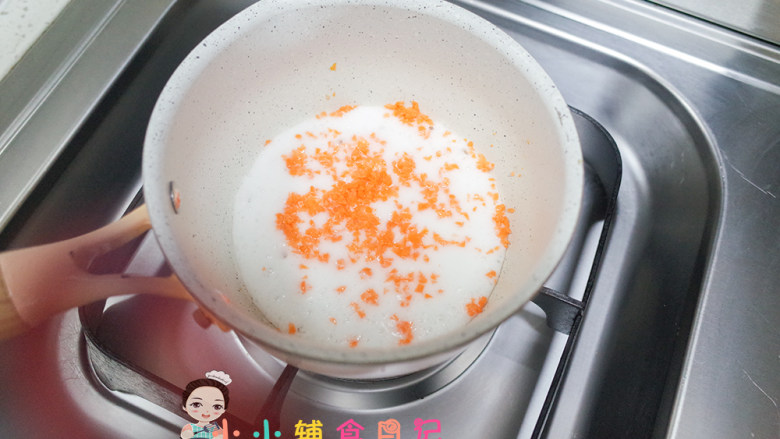 8个月以上三文鱼胡萝卜豆腐羹,山药泥+胡萝卜+水锅里煮一下,胡萝卜比较难熟