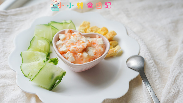 8个月以上三文鱼胡萝卜豆腐羹,三文鱼可以换成鳕鱼、鳜鱼等等,但是要小心鱼刺