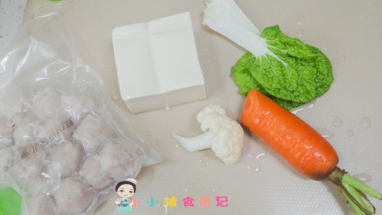 12个月以上豆腐肉丸汤,准备好材料,可以自己调整蔬菜跟肉的搭配