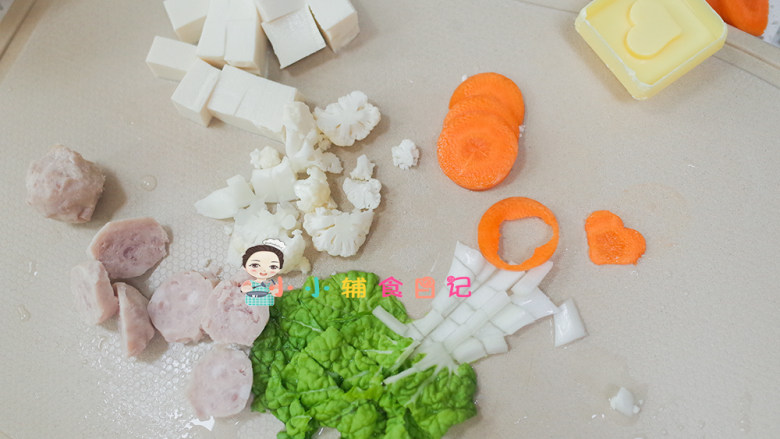 12个月以上豆腐肉丸汤,把菜跟肉丸都切块或者切片备用
