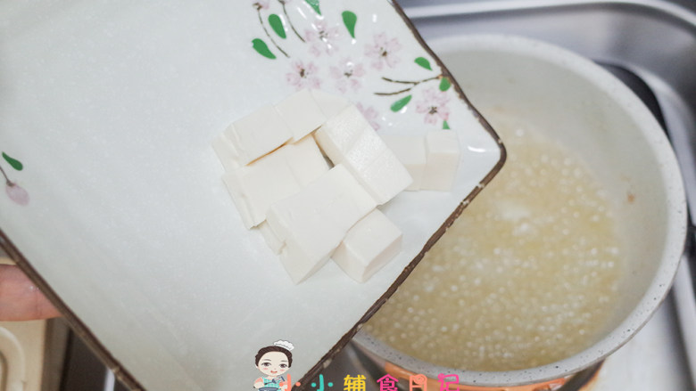 12个月以上豆腐肉丸汤,锅里放入骨头汤也可以放清水加入豆腐,骨头汤没营养但是味道好啊