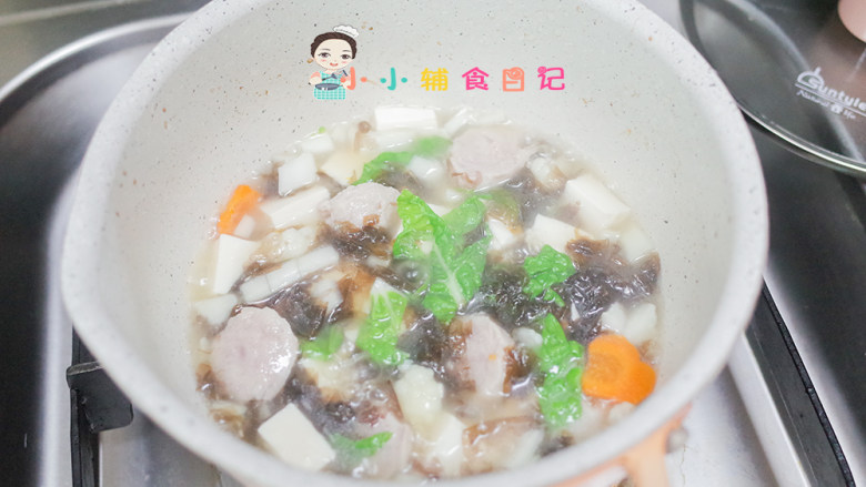 12个月以上豆腐肉丸汤,煮一煮差不多熟了