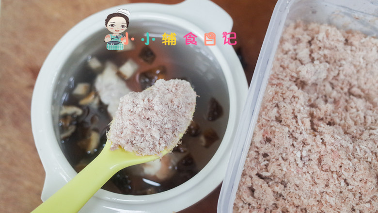 10个月以上香菇鸡腿粥,这里加了一勺熟肉末,我以前教过做法,哪里都放一勺非常方便,还能吃到更多品种的肉
